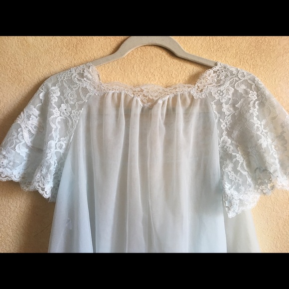 Pale blue vintage nylon robe size small - Picture 4 of 8